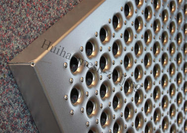 Seguridad de aluminio del metal del tablón del puntal del apretón que ralla rallar perforado Q235 de las tendencias de las escaleras