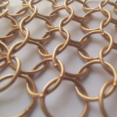 Cortina de malla metálica decorativa colgada en el techo con anillo de soldadura