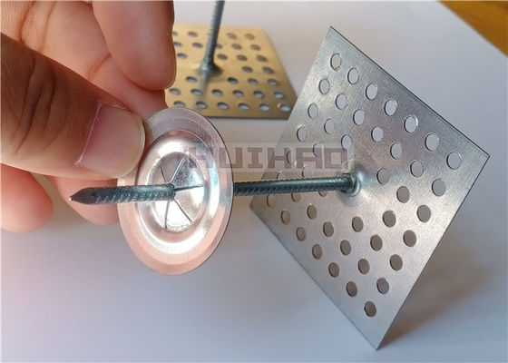 Los colgantes de aislamiento de 75 mm con base perforada fijan el material de aislamiento en paredes y techos