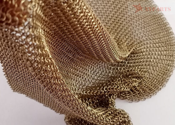 Tipo cortina soldada con autógena color oro de la malla del anillo del acero inoxidable 0.53m m x 3.81m m para la decoración del hotel