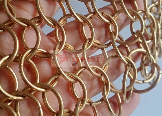 Diseño y fabricación de cortinas de malla metálica con anillos de acero inoxidable