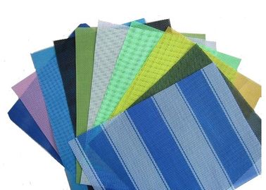El diseño del OEM coloreó la tela de malla del Pvc utilizada para la decoración arquitectónica al aire libre