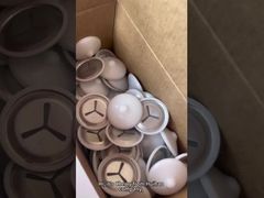 Clips de aislamiento de acero inoxidable de 38 mm con policaps blancos utilizados para sujetar los pernos de soldadura CD